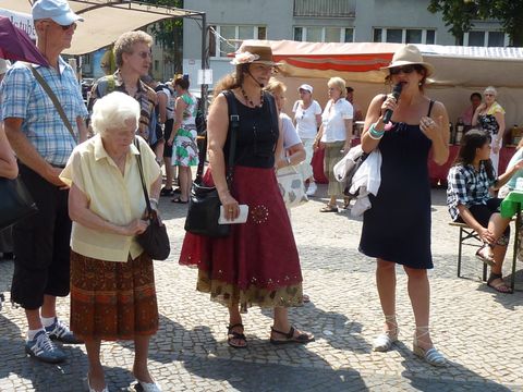 Ute Jaroß stellt den Sozialmarkt vor, Foto: KHMM