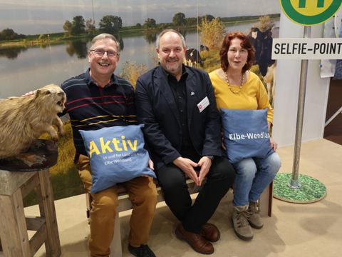 20. Januar 2024 Gruppenbild mit Biber: Samtgemeindebürgermeister Sascha Liwke mit dem langjährigen BVV-Verordneten Rolf Breidenbach nebst Gattin
