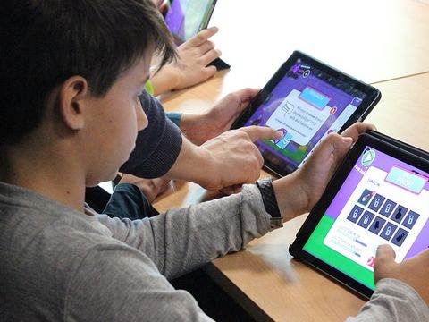 Junge spielt am Tablet (Bild: meredo)