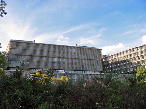 Klinikum Benjamin-Franklin mit ADAC-Rettungshubschrauber im Vordergrund