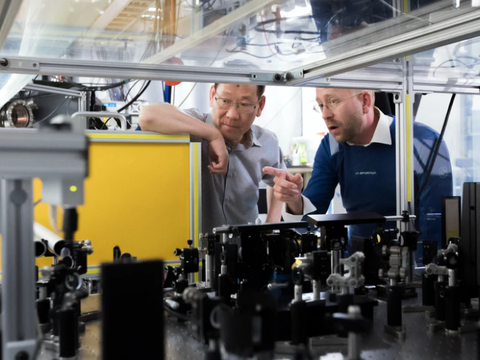 Zwei Ingenieure kontrollieren Bauteile auf Sicherheit und korrekte Verarbeitung.