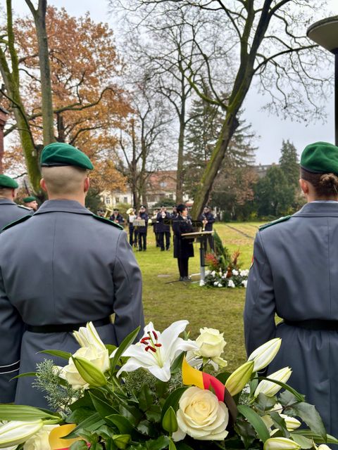 Bezirksbürgermeisterin Demirbüken-Wegner während ihrer Rede in der Kriegsopfergedenkstätte am Freiheitsweg (Bild: BA Rdf)