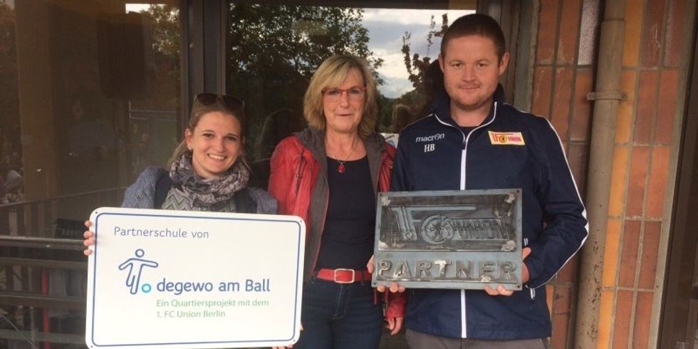 Juliane Donath (Degewo), Ines Rick (Schulleiterin GS am Pegasuseck), Hendrik Brösel (Leiter Sportförderung 1. FC Union Berlin)