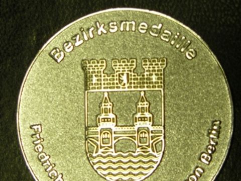 Die Vorderseite der Bezirksmedaille