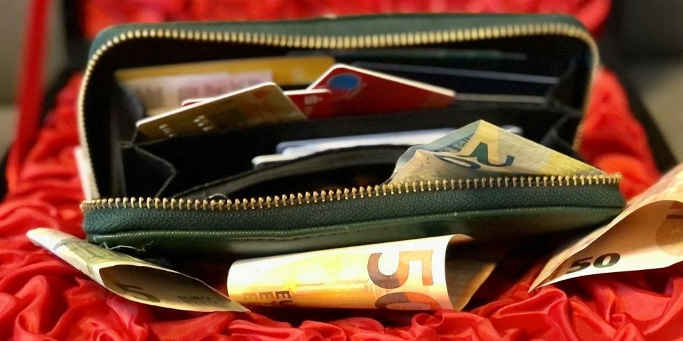 Portmonnaie mit Geld und Karten