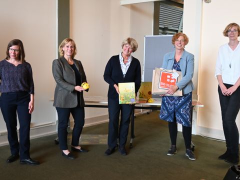 v.l.n.r. Hannah Neumann, Leiterin der Reinickendorfer Bibliotheken, Katrin Schultze-Berndt, Bildungsstadträtin, Prof. Monika Grütters, Staatsministerin für Kultur und Medien, Christiane Bornett, Leiterin der Humboldt-Bibliothek und Doreen Lenz, Leiterin der Bibliothek im Märkischen Viertel (Bild: Bezirksamt Reinickendorf)