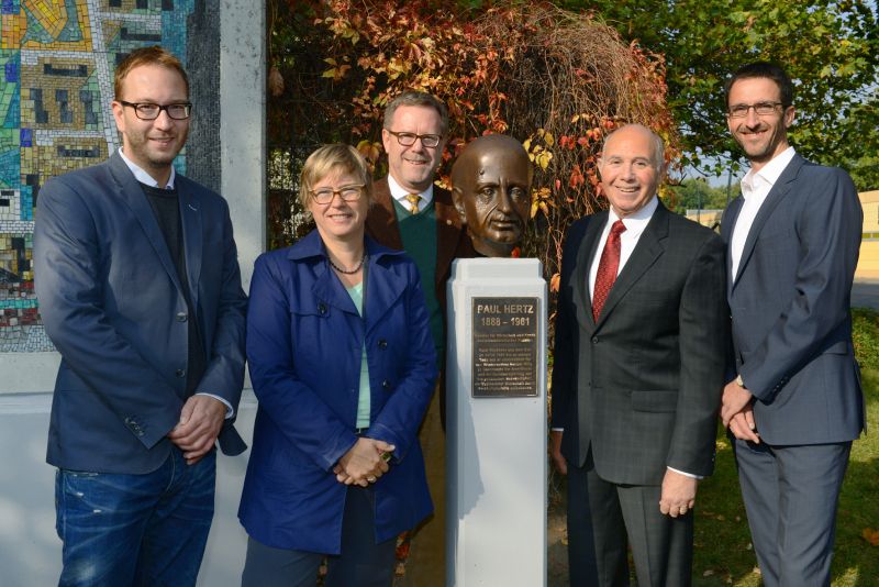 Enthüllung der Gedenktafel und Büste für Paul Hertz am 6.10.2014, v.l.: Herr Verrycken, Frau Mittag, Herr Naumann, Herr Berg, Herr Burgfried (Bild: Tina Merkau)