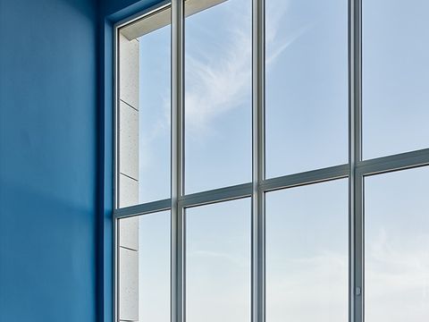 Blick aus dem Treppenhaus (17. OG) in Richtung Süd-Osten auf die Stadt Berlin nach der Sanierung, September 2024