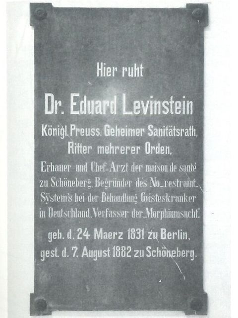 Gedenktafel in dem ehemaligen Levinsteinschen Erbbegräbnis auf dem Alt-Schöneberger Friedhof (Bild: Hans W. Mende, 1986)