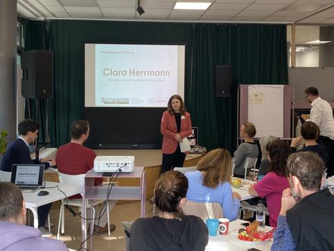 Bezirksbürgermeisterin Clara Herrmann begrüßt die Betriebs- und Personalräte in der Kreuzberger Nachbarschaftseinrichtung Bona Peiser