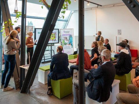 Einführung durch die Vertreter_innen des GRW-Regionalmanagements und die AckerCompany GmbH (Bild: Erik-Jan Ouwerkerk)