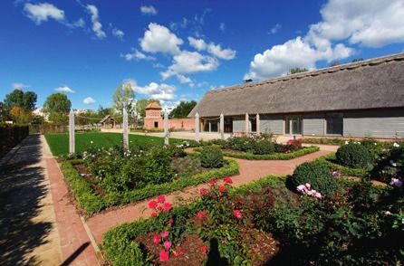 Englischer Landschaftsgarten mit Cottage, Rosen- und Kräutergarten
