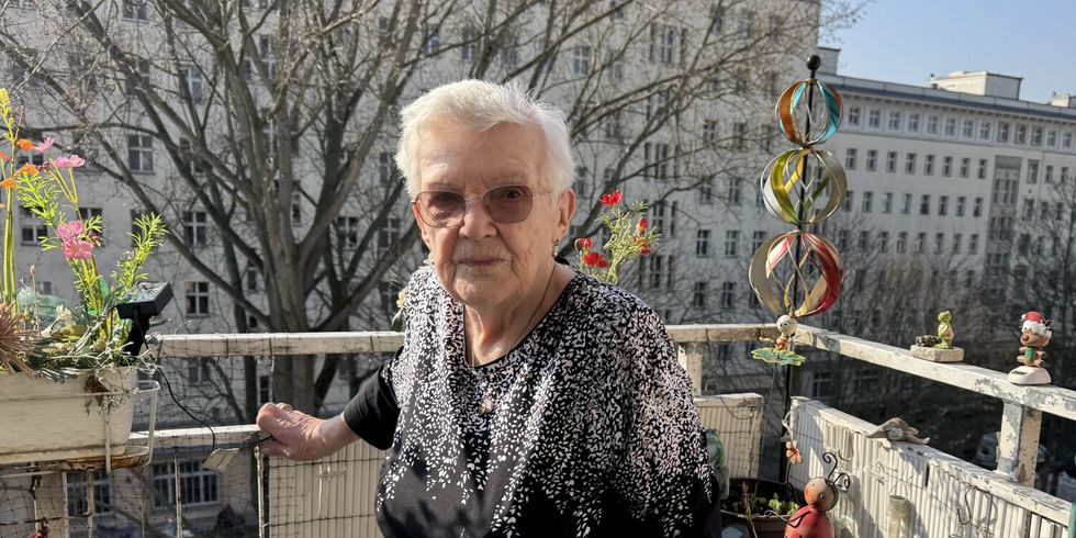 Anneliese Böttner auf ihrem Balkon
