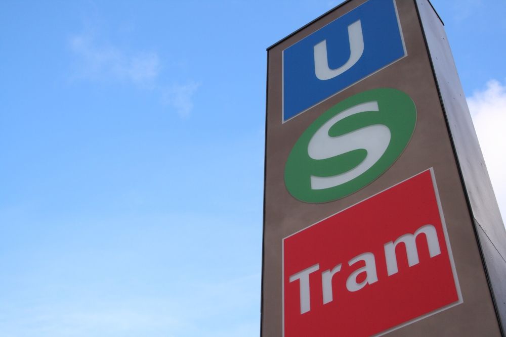 Schilder der U-Bahn und S-Bahn sowie der Tram