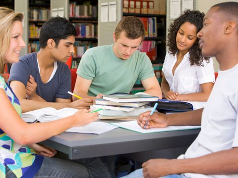 College-Studenten studieren gemeinsam in einer Bibliothek