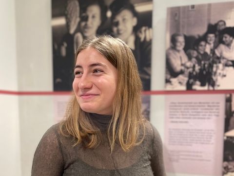 Eine junge, weiße Frau in der Ausstellung