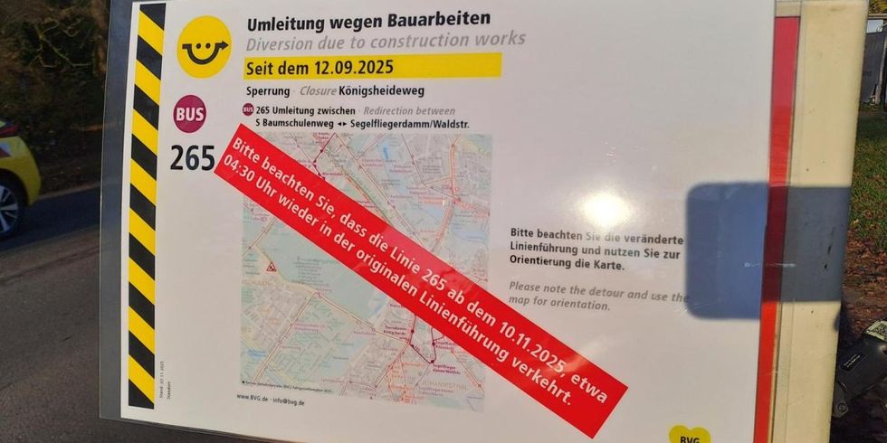 BVG Schild zur Änderung der Buslinie 265