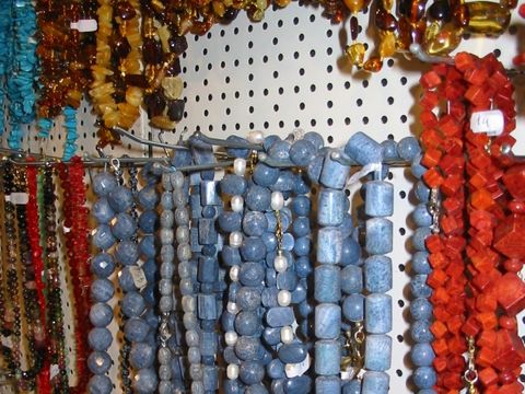 Schmuck aus roter und blauer Koralle