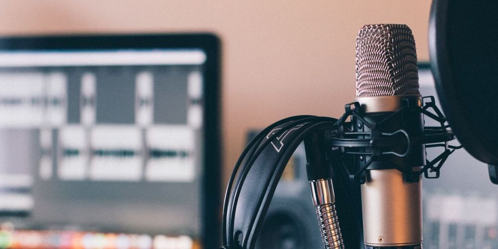 Aufnahme eines Podcasts mit Kopfhörer und Mikro