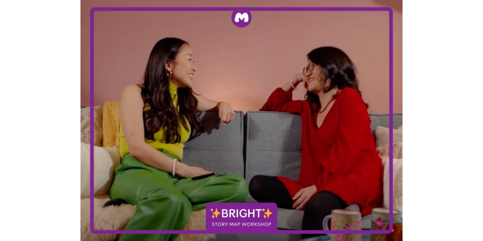 Mutter und Tochter unterhalten sich auf einer Couch sitzend bei dem Projekt BRIGHT von much cooler than yours gUG