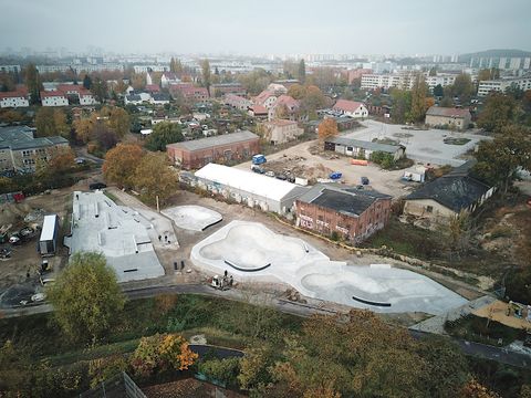 Vogelperspektive auf Baustelle der verlagerten Skatenanlage und das hitorische Gut Hellersdorf mit dem neuen Stadtplatz