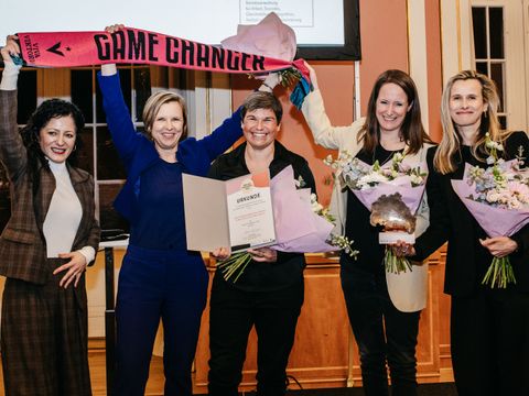 Senatorin Cansel Kiziltepe überreicht den Berliner Frauenpreis 2026 an Tanja Wielgoß, Ariane Hingst, Katharina Kurz, Felicia Mutterer (v.l.n.r.) stellv. für die Gründerinnen des Frauenteams des FC Viktoria Berlin