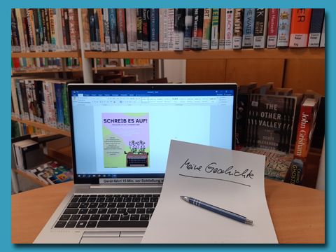 ein Laptop auf einem Tisch, darauf ein Blatt Papier und Stift
