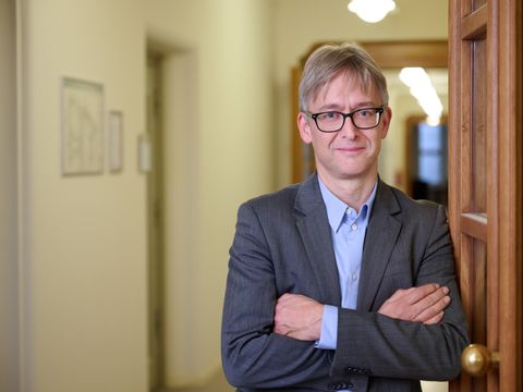Herr Dr. Lempert, persönlicher Referent der Senatorin