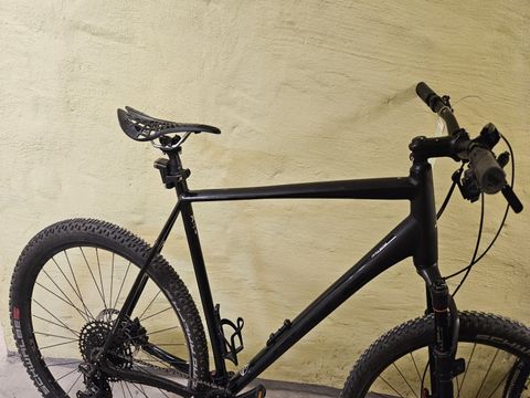 Schwarzes Herrenfahrrad