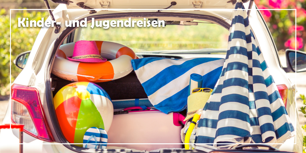 Ein Kofferraum mit vielen Dingen für den Strandurlaub