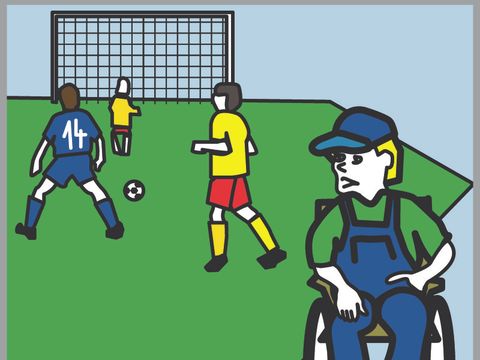 Ein Junge im Rollstuhl schaut Fussballspielern zu.