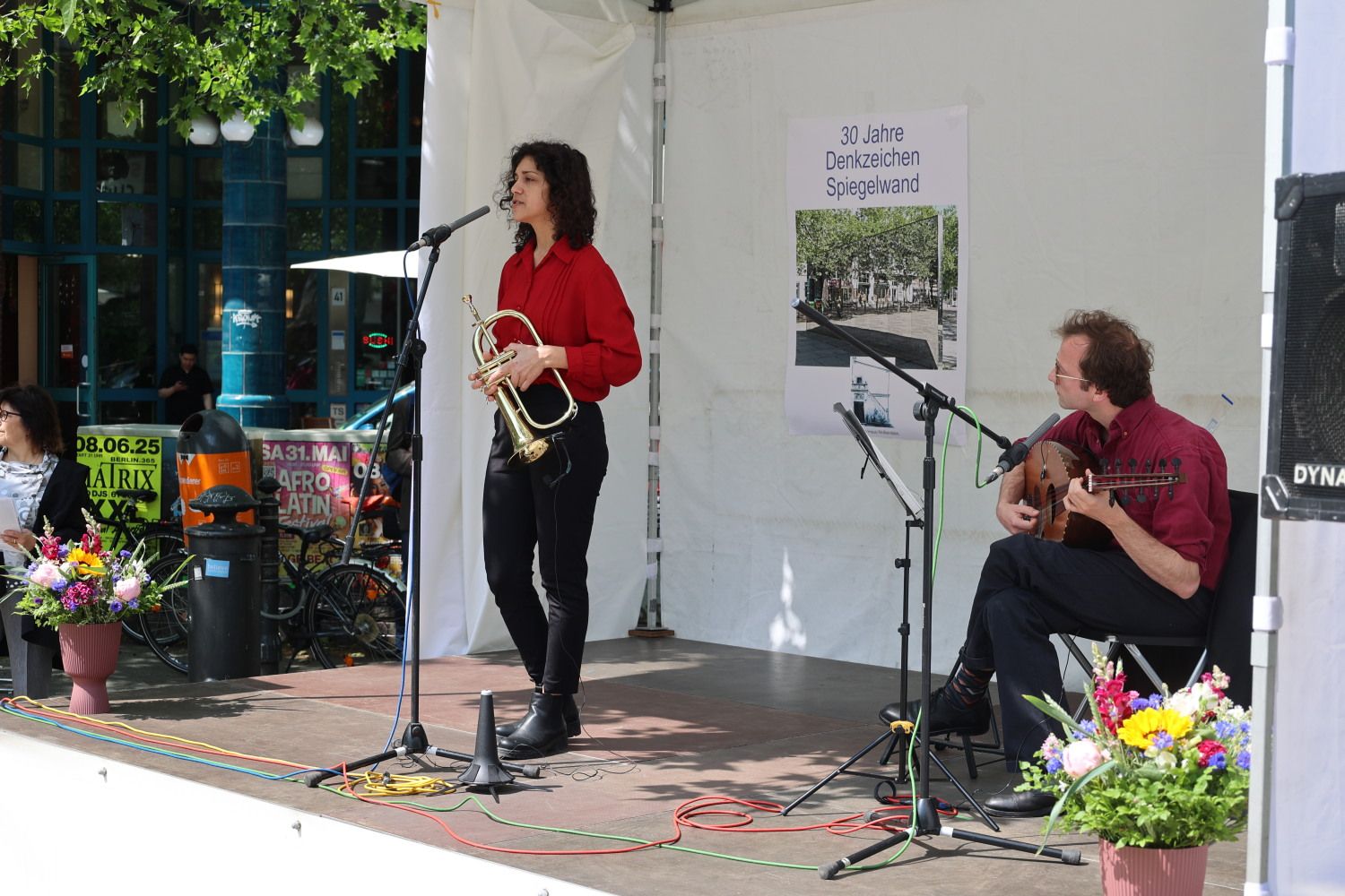 11. Juni 2025: Auftritt der Band "Folkadu" an der Spiegelwand - mit Trompete und Oud