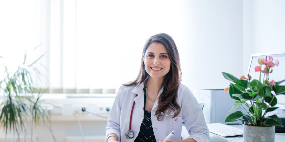 Junge Ärztin lächelt in die Kamera