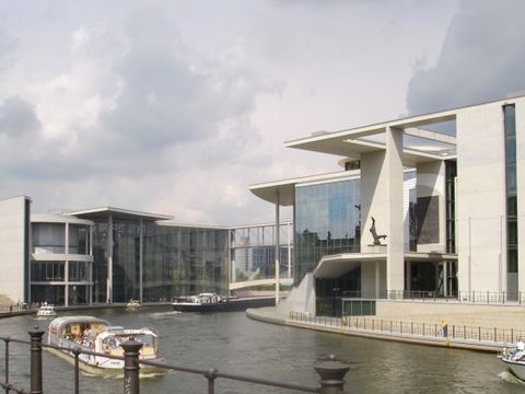 Nach der Wiedervereinigung gab es einen regelrechten Bauboom. Im Regierungsviertel entstanden zahlreiche Neubauten