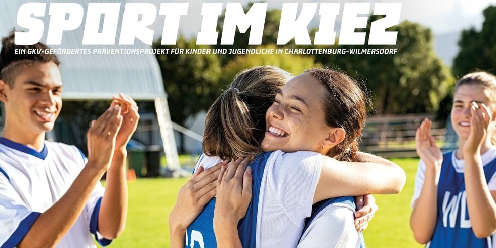 Aktionstag „Sport im Kiez“: zwei Mädchen umrarmen sich beim Sport, andere klatschen