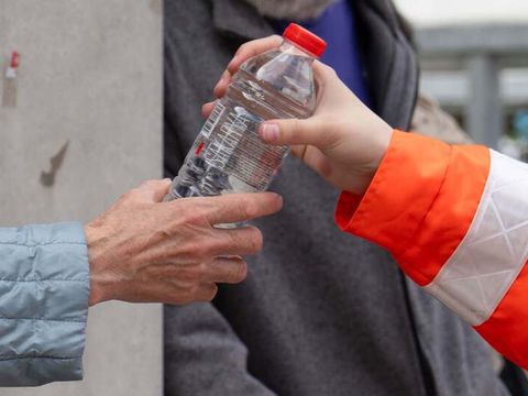 Mitarbeiter des DRK verteilt Trinkwasser Mitarbeiter verteilt Trinkwasser