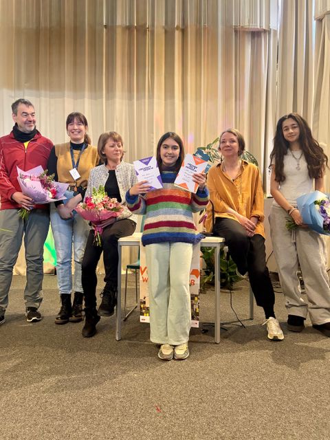 Von links nach rechts: Kinderbuchautor Boris Pfeiffer, Bibliothekarin Anna Wolf, Kinderbuchautorin Petra Kasch, Gewinnerin Adele, stellvertretende Fachbereichsleitung der Bibliothek Christina Pott, Vorjahressiegerin Ayla (Bild: Stadtbibliothek Tempelhof-Schöneberg)