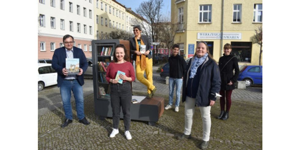 Neue Bücherbox für den Tuchollaplatz v.l. Michael Grunst, Franziska Ruhnau, Beate Janke, Carolin Janssen, Barbara Kaenzler, Lena Horlemann