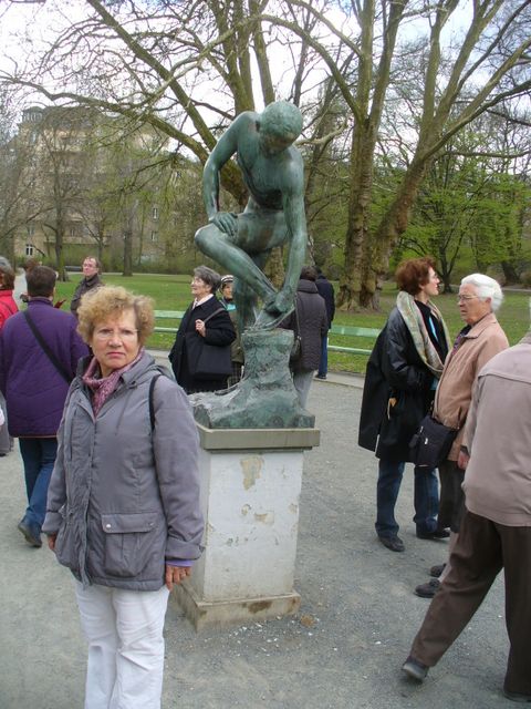 Sandalenlösender Knabe, Foto: KHMM