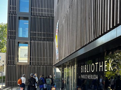 Eingang Pablo Neruda Bibliothek