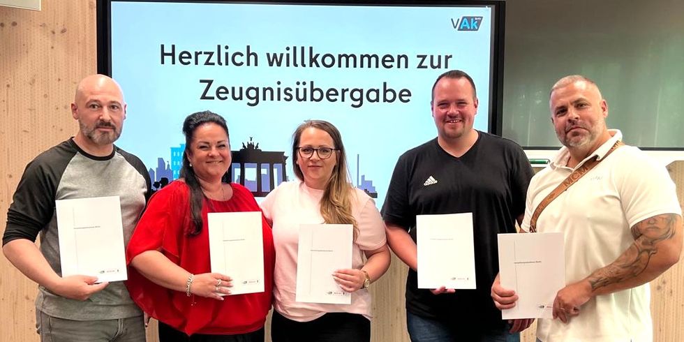 Teilnehmende des Lehrgangs "Ausbildung der Ausbilderinnen und Ausbilder" bei der Zeugnisübergabe.