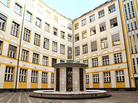 Brunnen im Haupthof (Bild: Sabine Lüneburg - Soziale Dienste der Justiz)