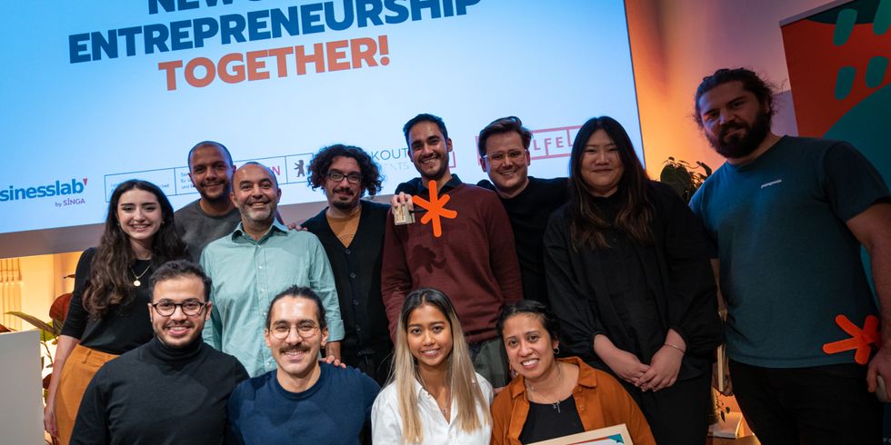 Alle Finalist:innen auf der Bühne anlässlich Preisverleihung des Berliner Newcomer Startup Award 2022.