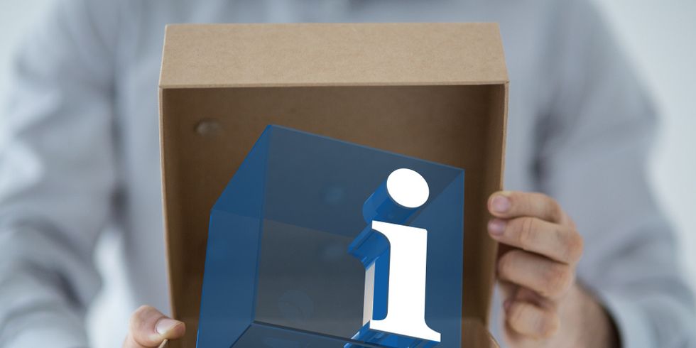 Karton mit einem Informationszeichen