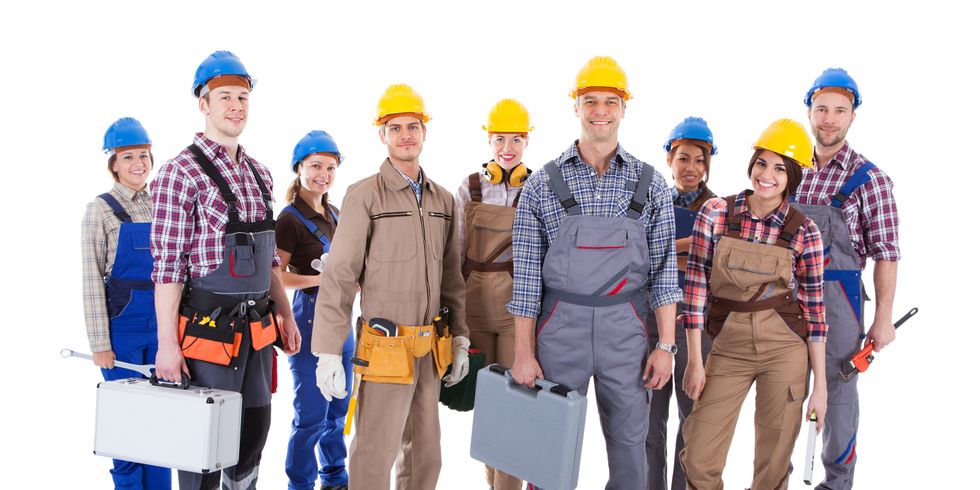 Eine Gruppe Handwerkerinnen und Handwerker aus verschiedenen Branchen