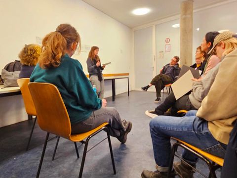 Zuhörende Menschen sitzend