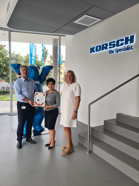 Bezirksbürgermeisterin Emine Demirbüken-Wegner würdigt Korsch-Vorstand Stephan Mies und Aufsichtsratsvorsitzende Bettina Strohscheer-Mies mit der Urkunde "Local Heroes"." (Bild: BA Reinickendorf)