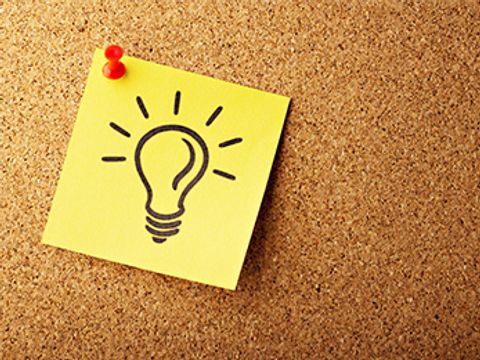 Glühbirne auf Post-it an Pinnwand