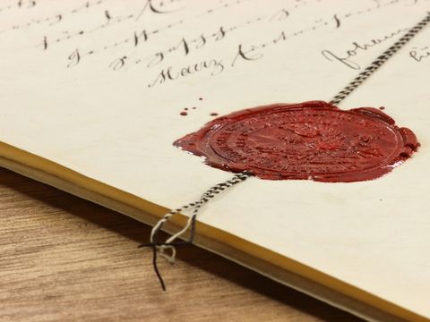 Altes Dokument mit einem roten Siegel