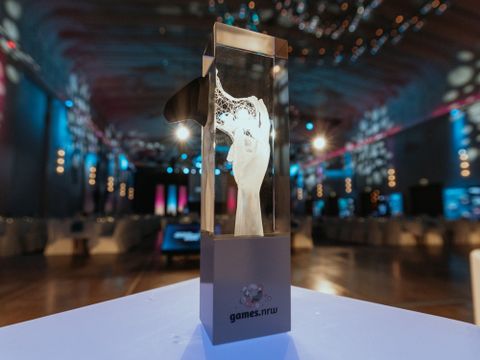 Die Trophäe des Deutschen Entwicklerpreises 2024